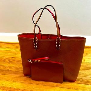 Flat top handles;spiked tabs at base, 8" drop. 12"Hx19.3"Wx5.5"